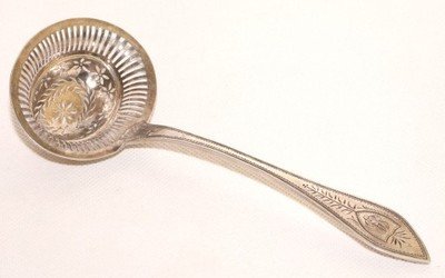 Francja zdobiona łyżka cedzakowa SREBRO (1819-38)