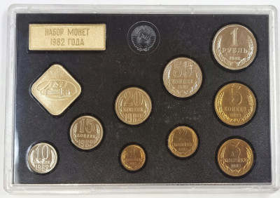 Rosja zestaw rocznikowy 1982 r oryginalny blister 9 monet + żeton