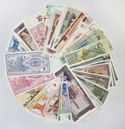 Świat. Zestaw banknotów RÓŻNE – 50 szt