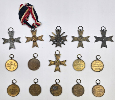 Niemcy, III Rzesza. Krzyże i medal zasługi, zestaw 15 sztuk