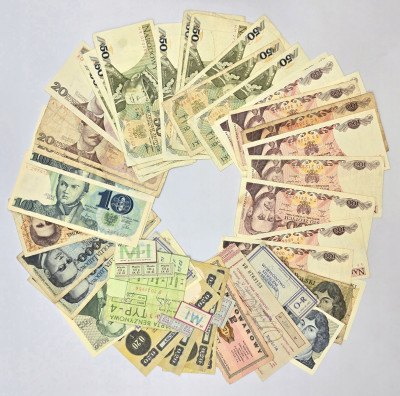 PRL. 10-100.000 złotych 1982-1990 + papiery wartościowe – 49 szt