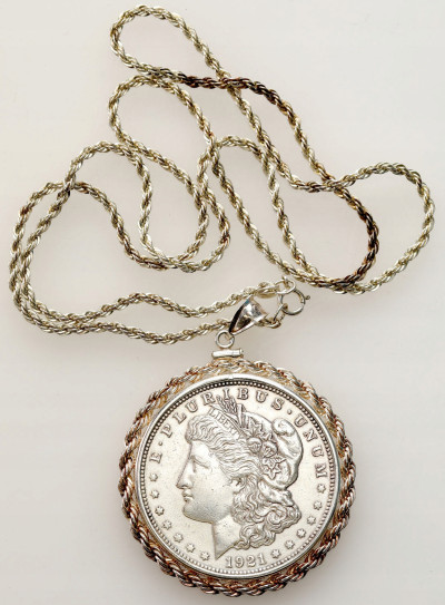 USA. Dolar 1921, Filadelfia w srebrnej oprawie z łańcuszkiem