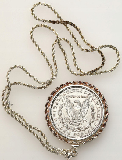 USA. Dolar 1921, Filadelfia w srebrnej oprawie z łańcuszkiem