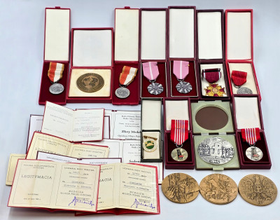 Odznaczenia, medale i legitymacje – 23 sztuki
