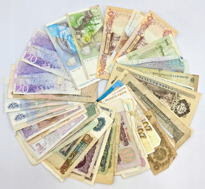 Świat. Zestaw banknotów - 73 sztuki