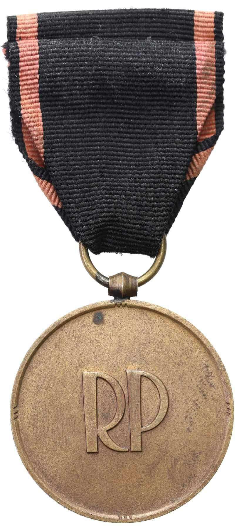 Medal Niepodległości z legitymacją