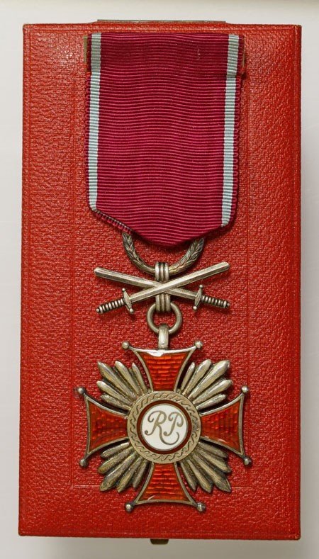 Srebrny Krzyż Zasługi z Mieczami, Spink, wykonanie wojenne